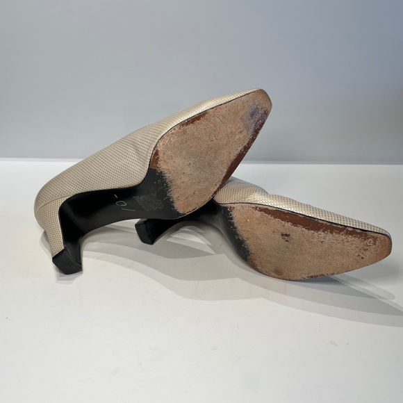 Stuart Weitzman Women's Textured Closed Toe Heels White Gold Size 7 - Picture 6 of 6